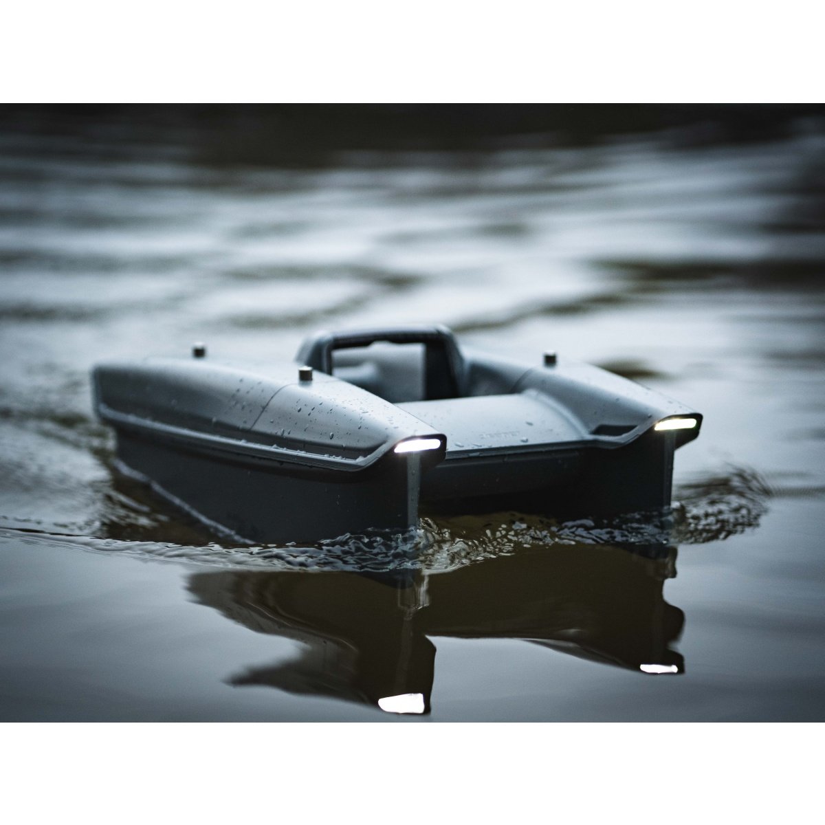 Deeper Spark łódka zanętowa podczas pracy na wodzie